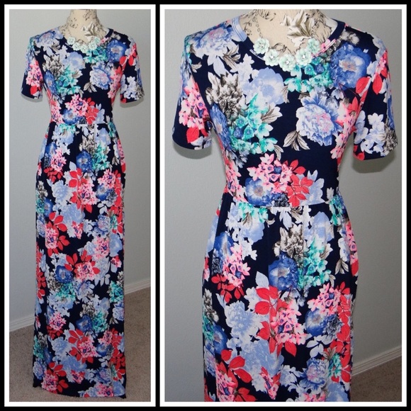 Bellamie Dresses & Skirts - Floral Maxi dress, with pockets!